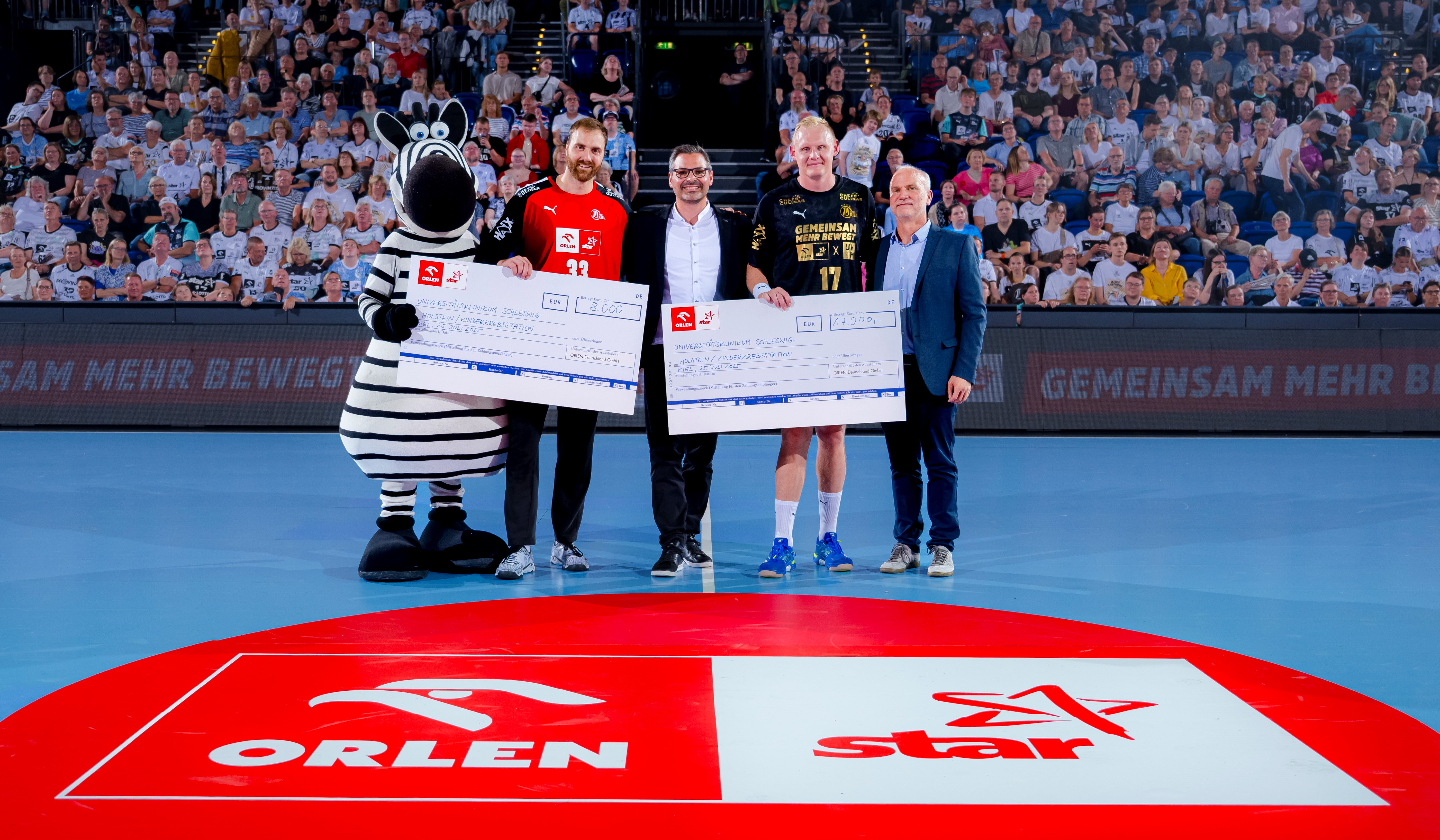 Spendenscheckübergabe_(c) Sascha Klahn.jpg